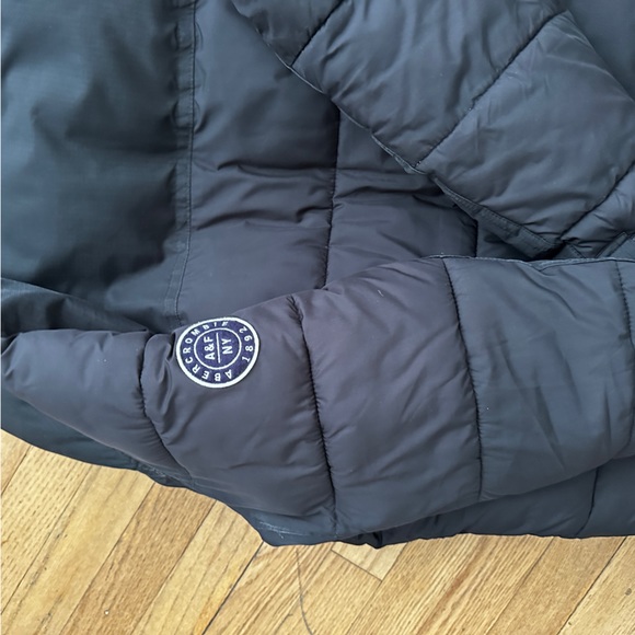 SOLD: ABERCROMBIE & FITCH PUFFER - MEDIUM - Picture 8 of 16